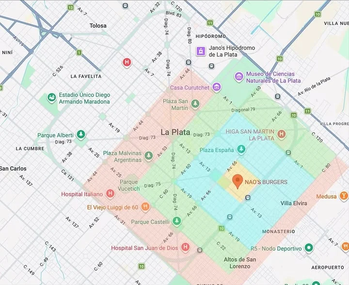 Mapa de La Plata con las cuatro zonas de envío alrededor del local: amarilla, celeste, verde y roja